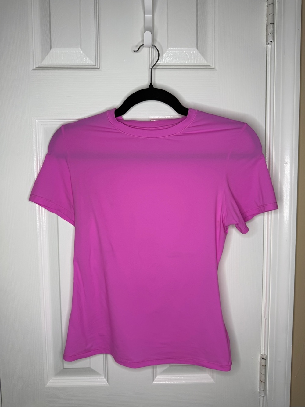 SKIMS fits everybody Short Sleeve Crewneck Tee - Neon Orchid